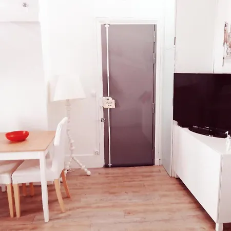 Studio Situe Dans Un Quartier Calme Et Residentiel A Montrouge A Seulement 2 Minutes Du Metro Buitenkant foto