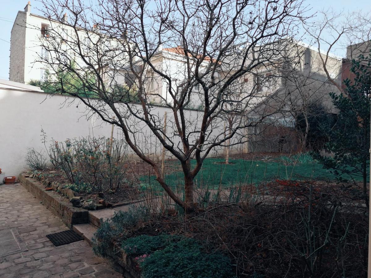 Apartment Situe Dans Un Quartier Calme Et Residentiel A A Seulement 2 Minutes Du Metro